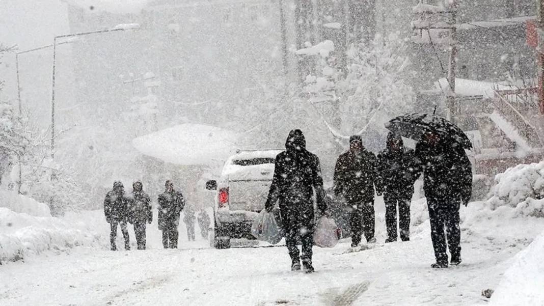 İSTANBUL'DA OKULLAR TATİL OLABİLİR: Altay kar fırtınası heryeri bembeyaz yapacak: 30 cm kar yağabilir! 1